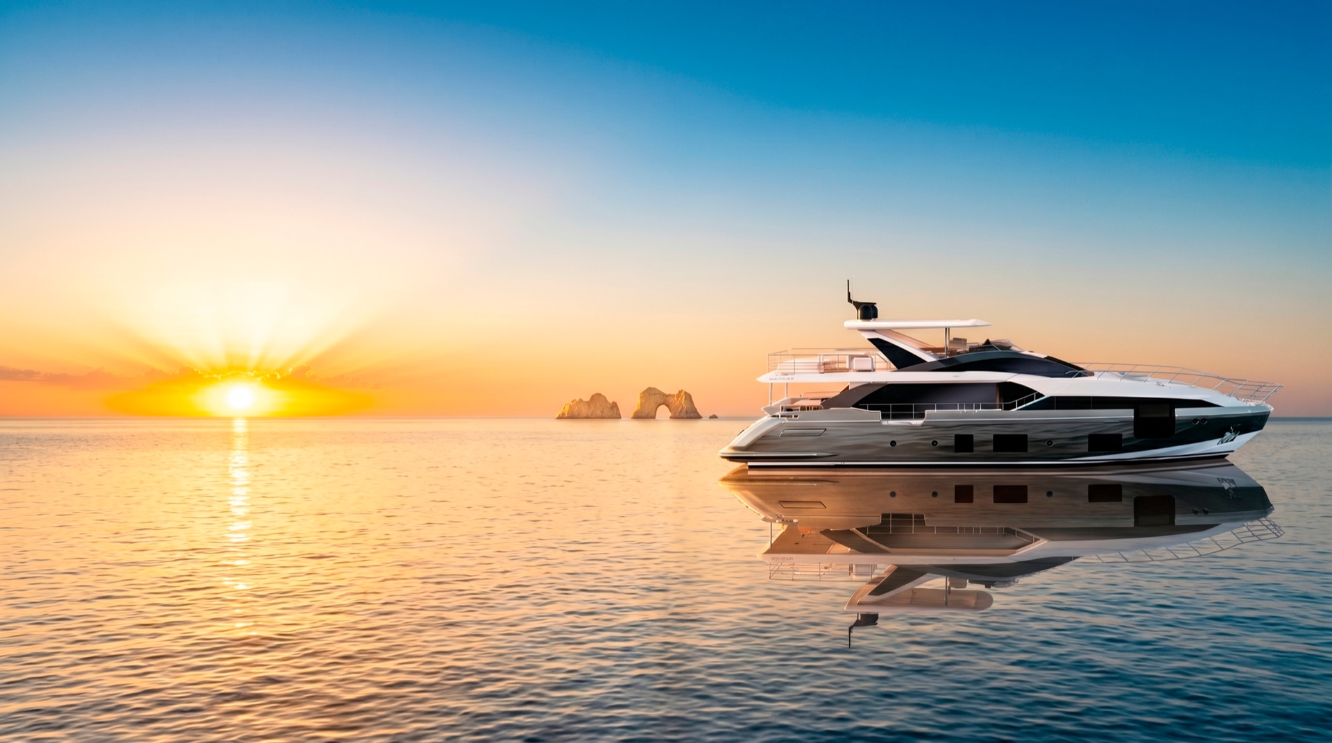 AZIMUT ヨットと夕暮れの海